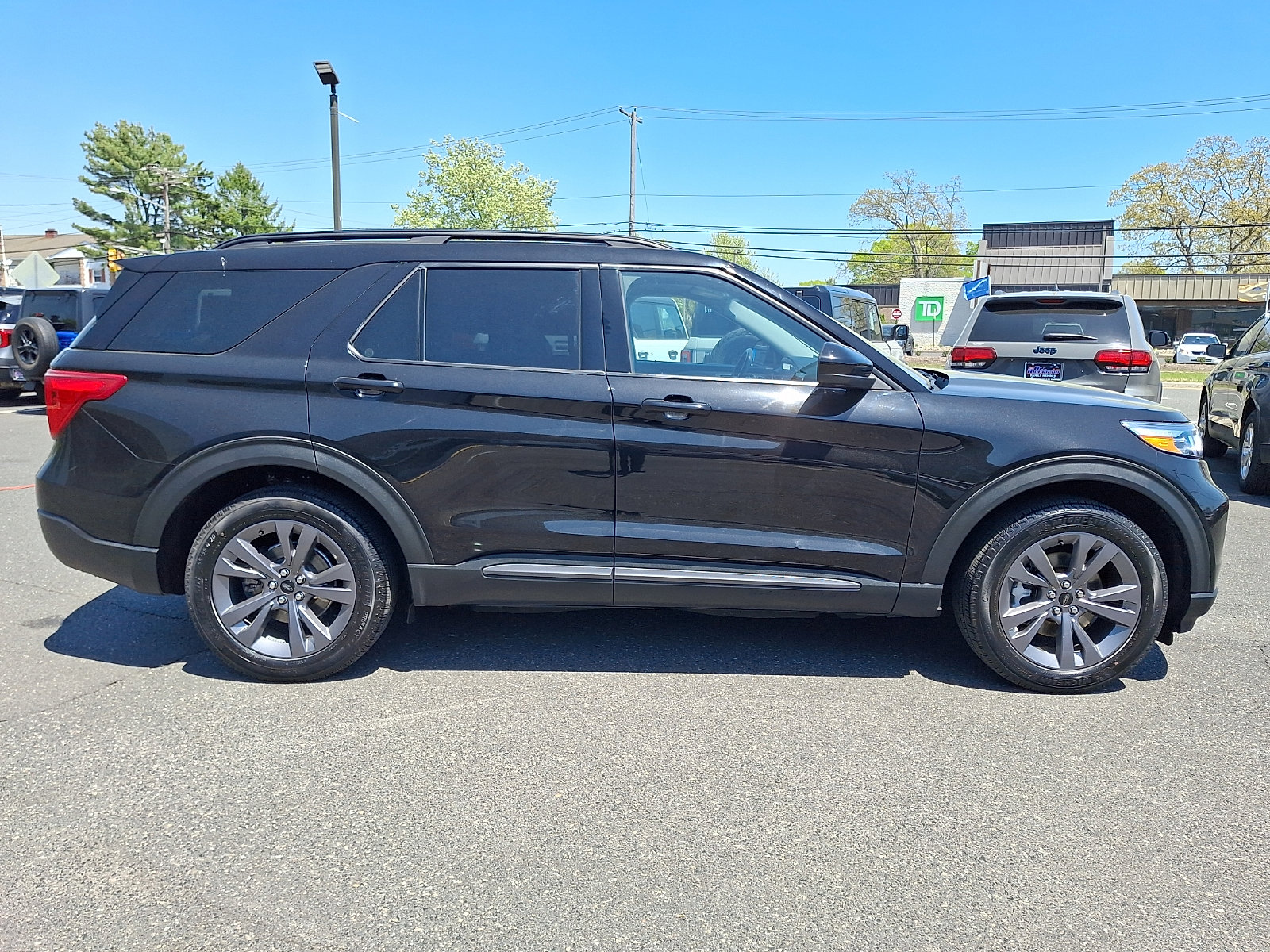 Certified 2022 Ford Explorer XLT w/ Equipment Group 202A AWD/4WD image 12