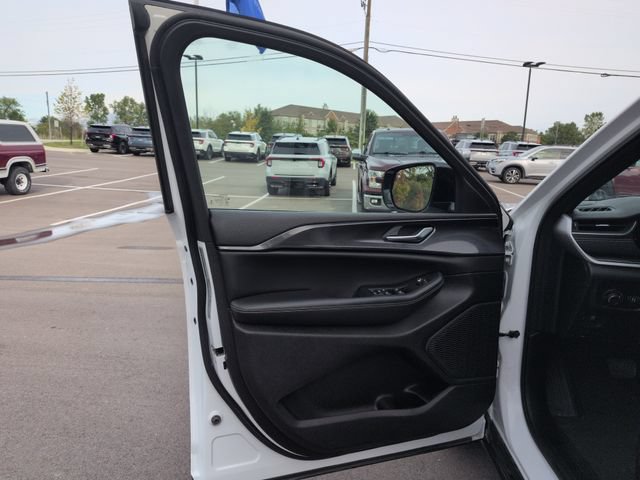 Used 2023 Jeep Grand Cherokee Altitude AWD/4WD image 27