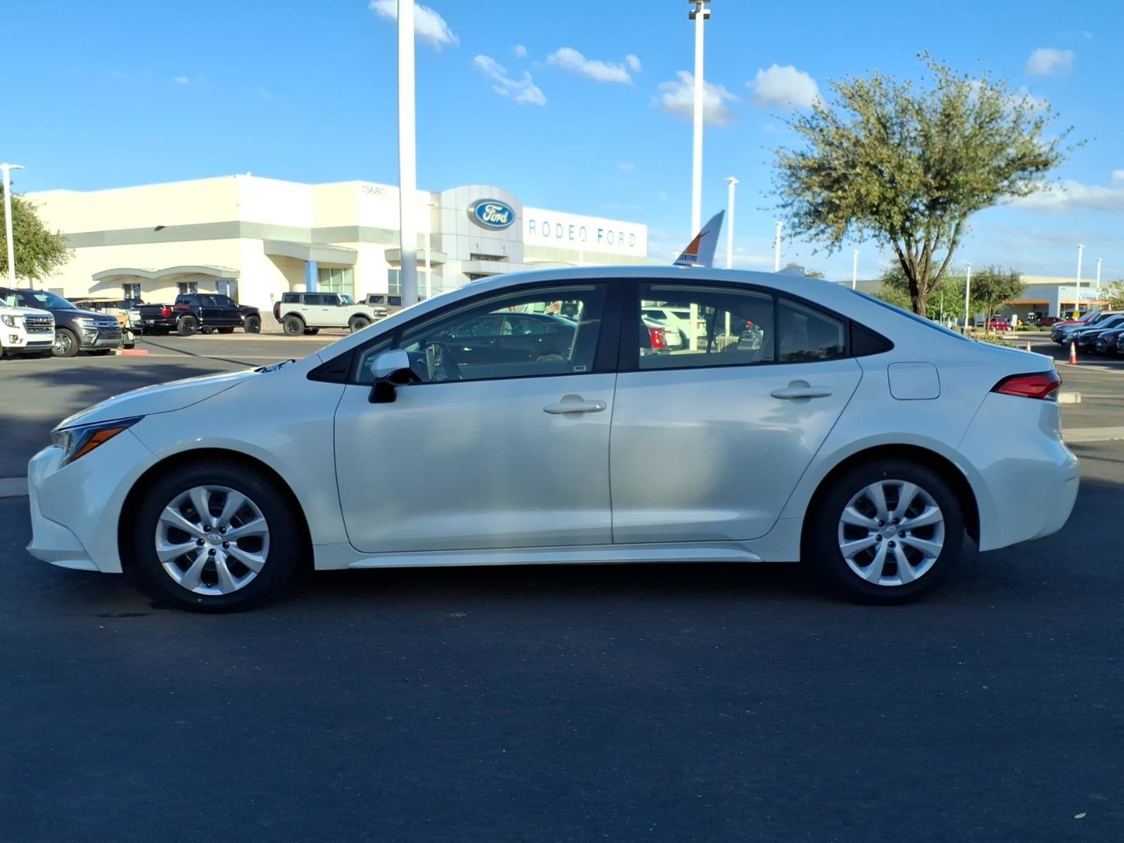 Used 2021 Toyota Corolla LE w/ Carpet Mat Package (TMS) FWD image 2