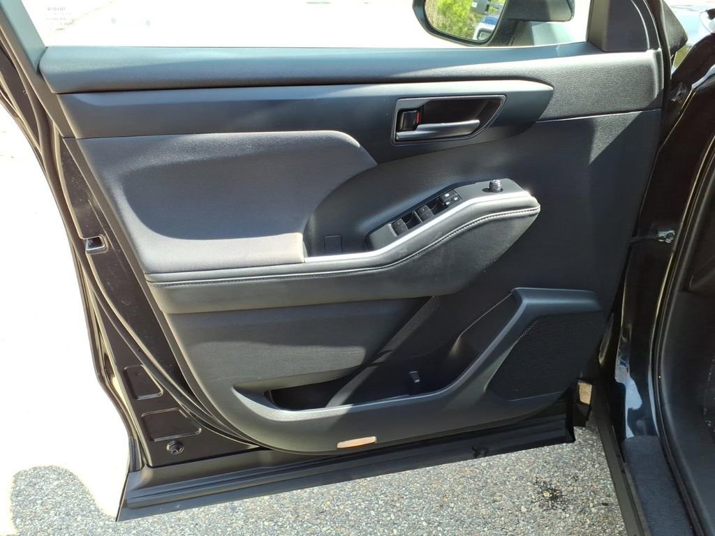 Used 2022 Toyota Highlander L AWD/4WD image 17
