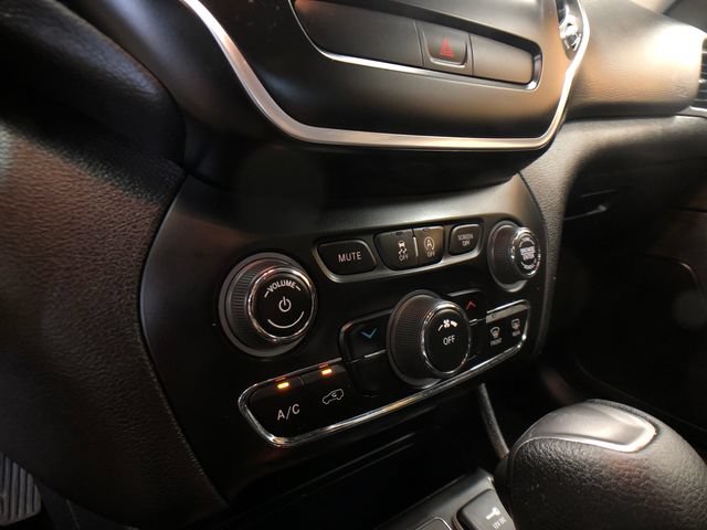 Used 2020 Jeep Cherokee Latitude w/ Cold Weather Group AWD/4WD image 17
