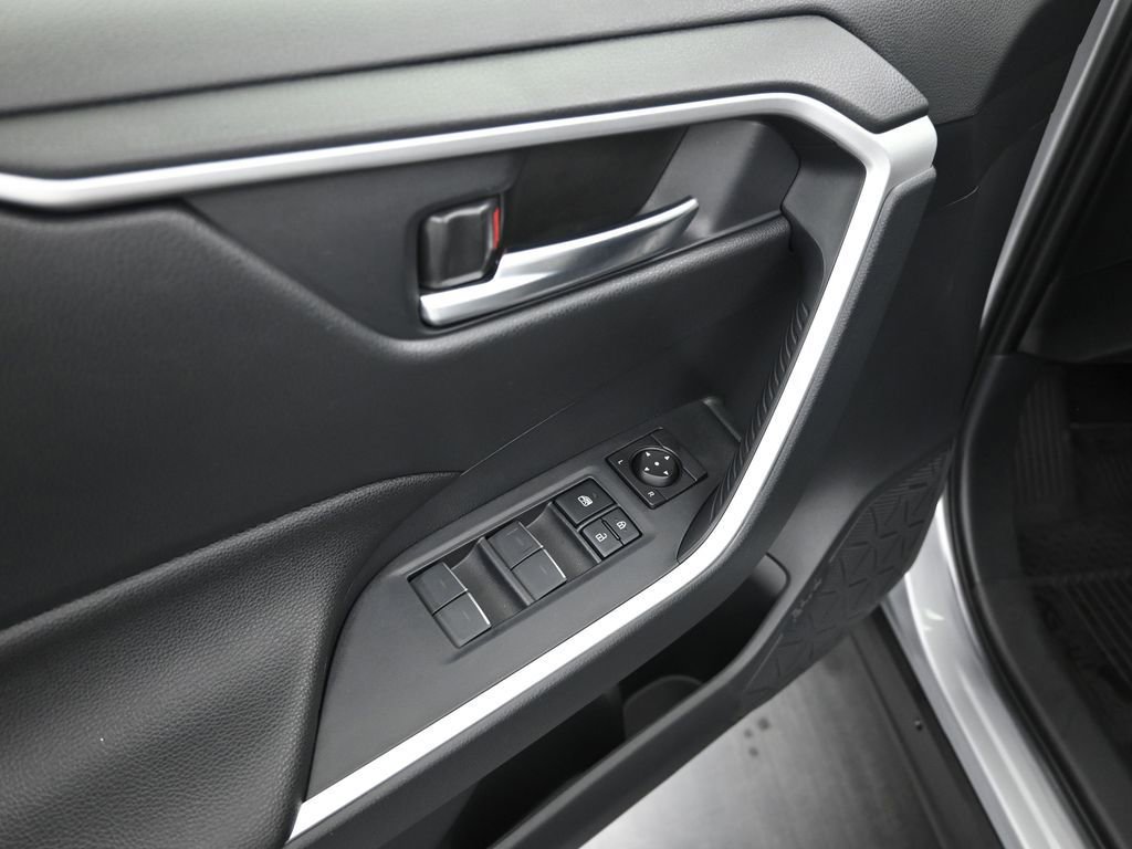 Used 2025 Toyota RAV4 SE image 15