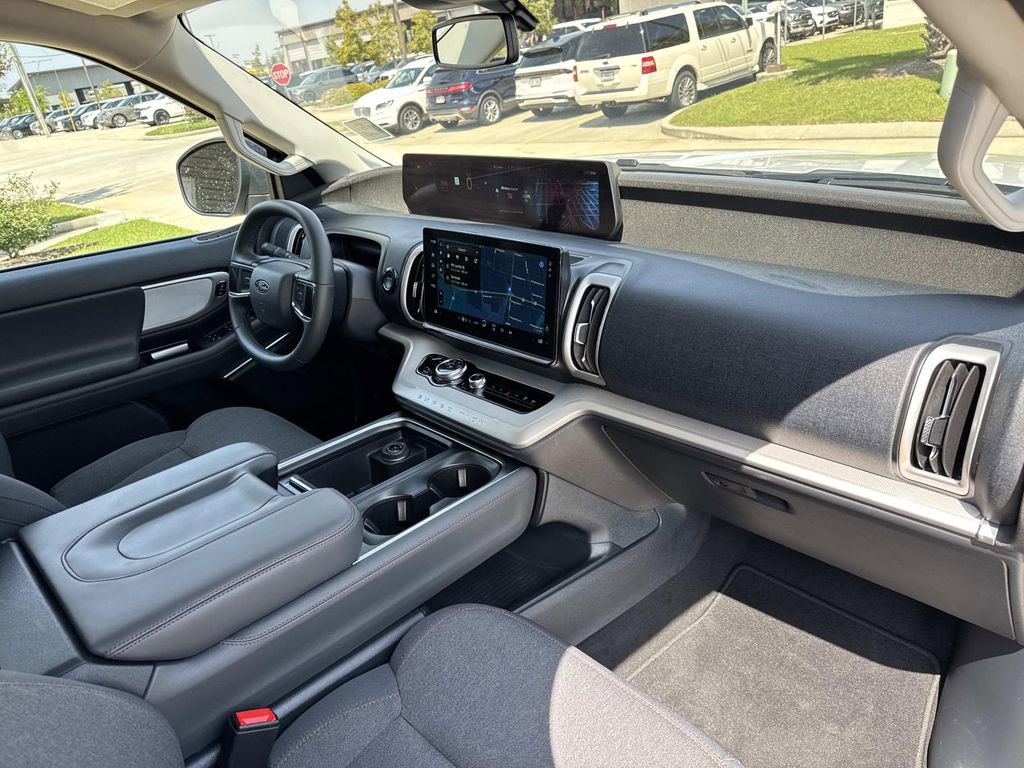 Certified 2025 Ford Expedition Active image 15