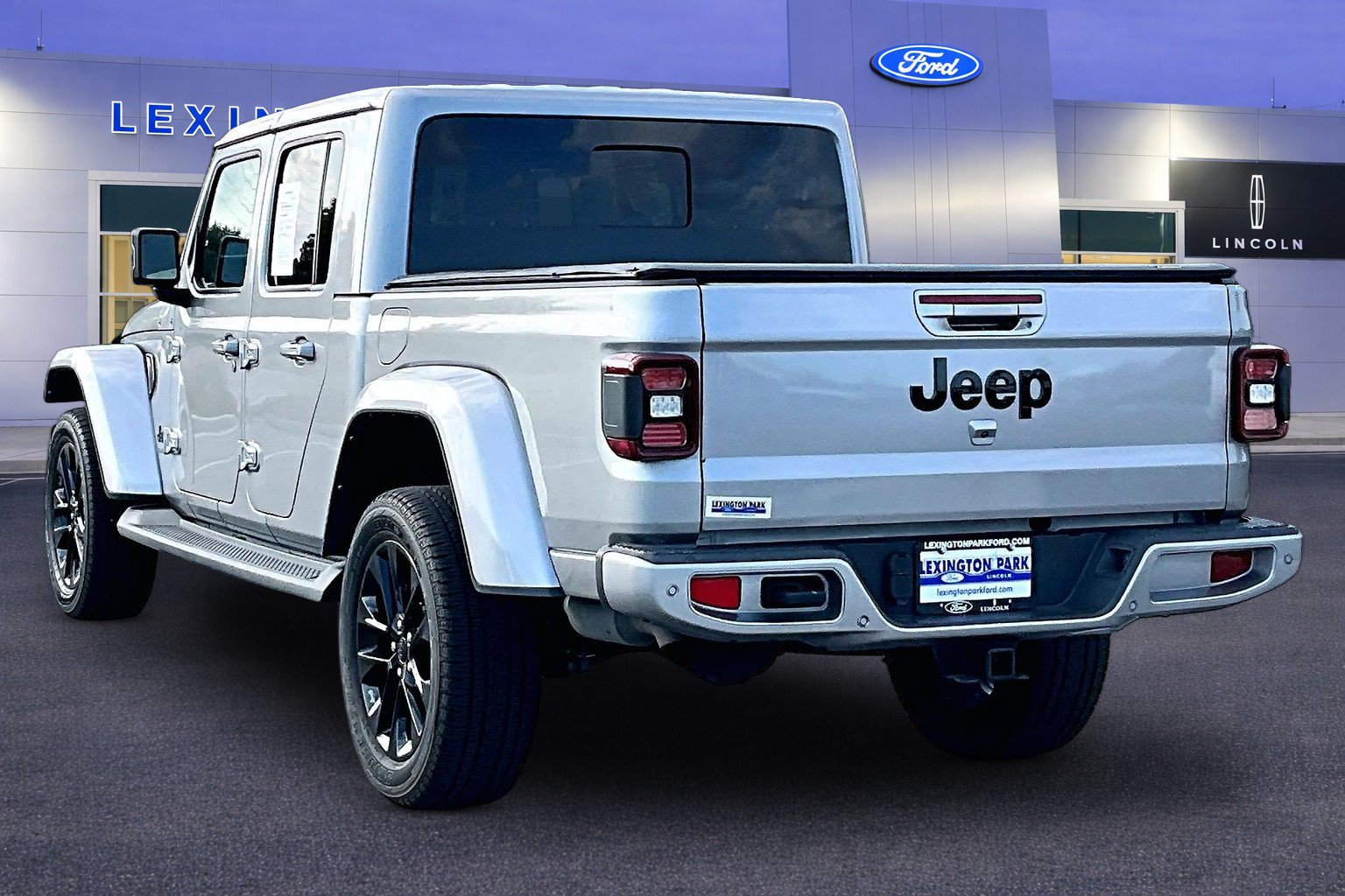 Used 2021 Jeep Gladiator Overland AWD/4WD image 4