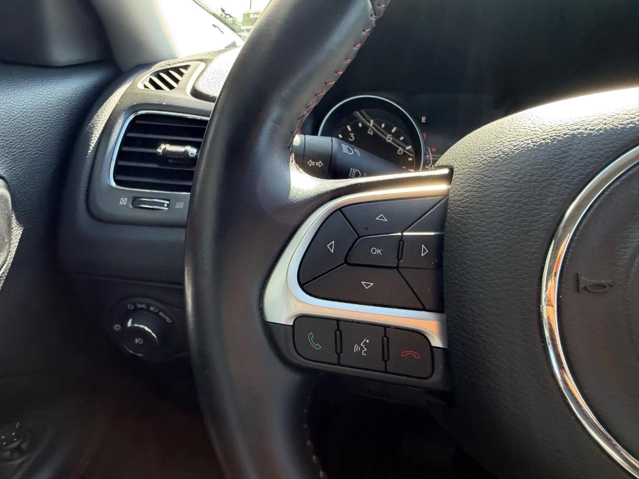 Used 2020 Jeep Compass Trailhawk AWD/4WD image 12