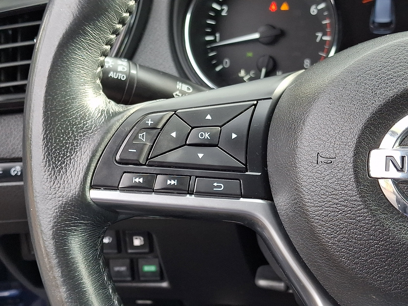 Used 2018 Nissan Rogue SV AWD/4WD image 20