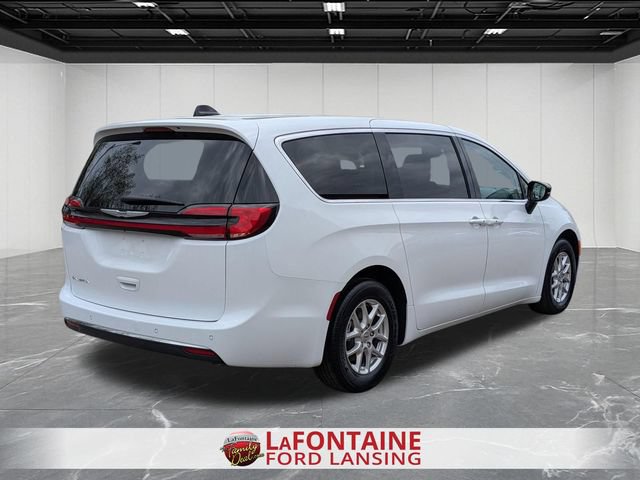 Used 2024 Chrysler Pacifica Touring-L FWD image 5
