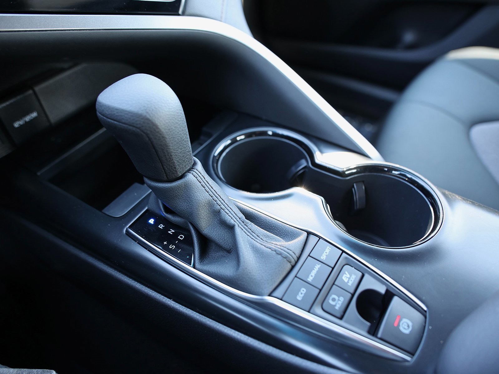 Used 2020 Toyota Camry LE image 30