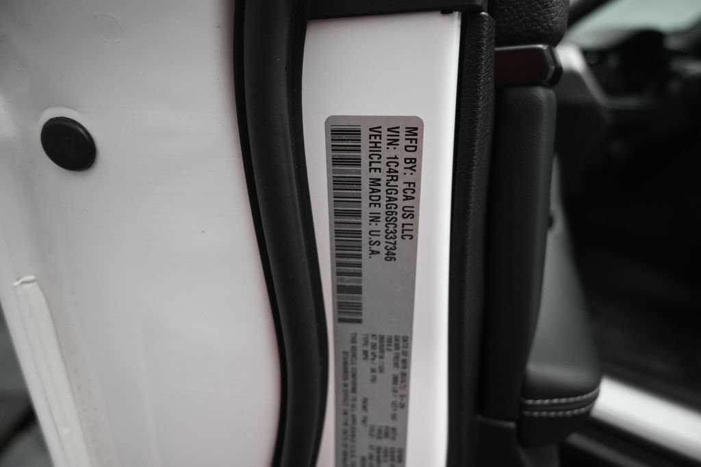 Used 2025 Jeep Grand Cherokee Altitude RWD image 20