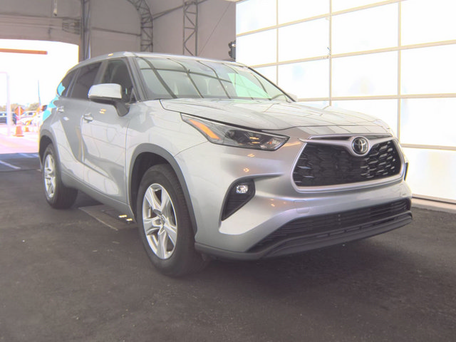 Used 2024 Toyota Highlander LE FWD image 2