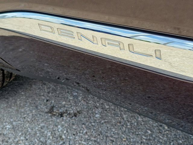 Used 2021 GMC Acadia Denali w/ Denali Technology Package FWD image 9