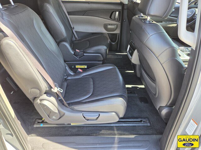 Used 2025 Kia Carnival EX FWD image 16