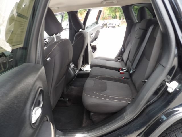 Used 2017 Jeep Cherokee Latitude FWD image 26