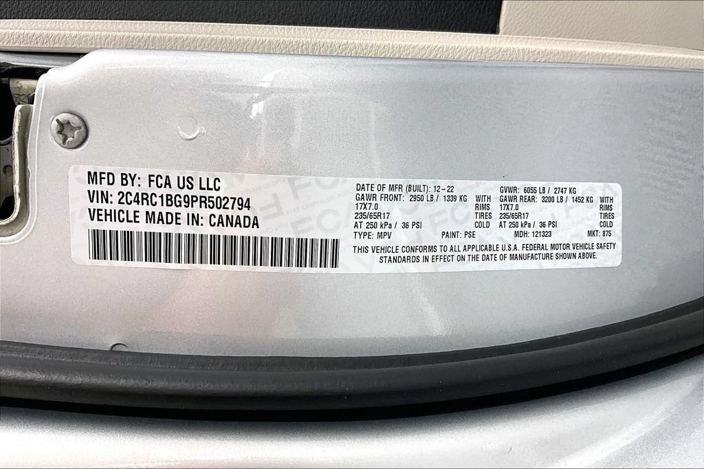Used 2023 Chrysler Pacifica Touring-L FWD image 36