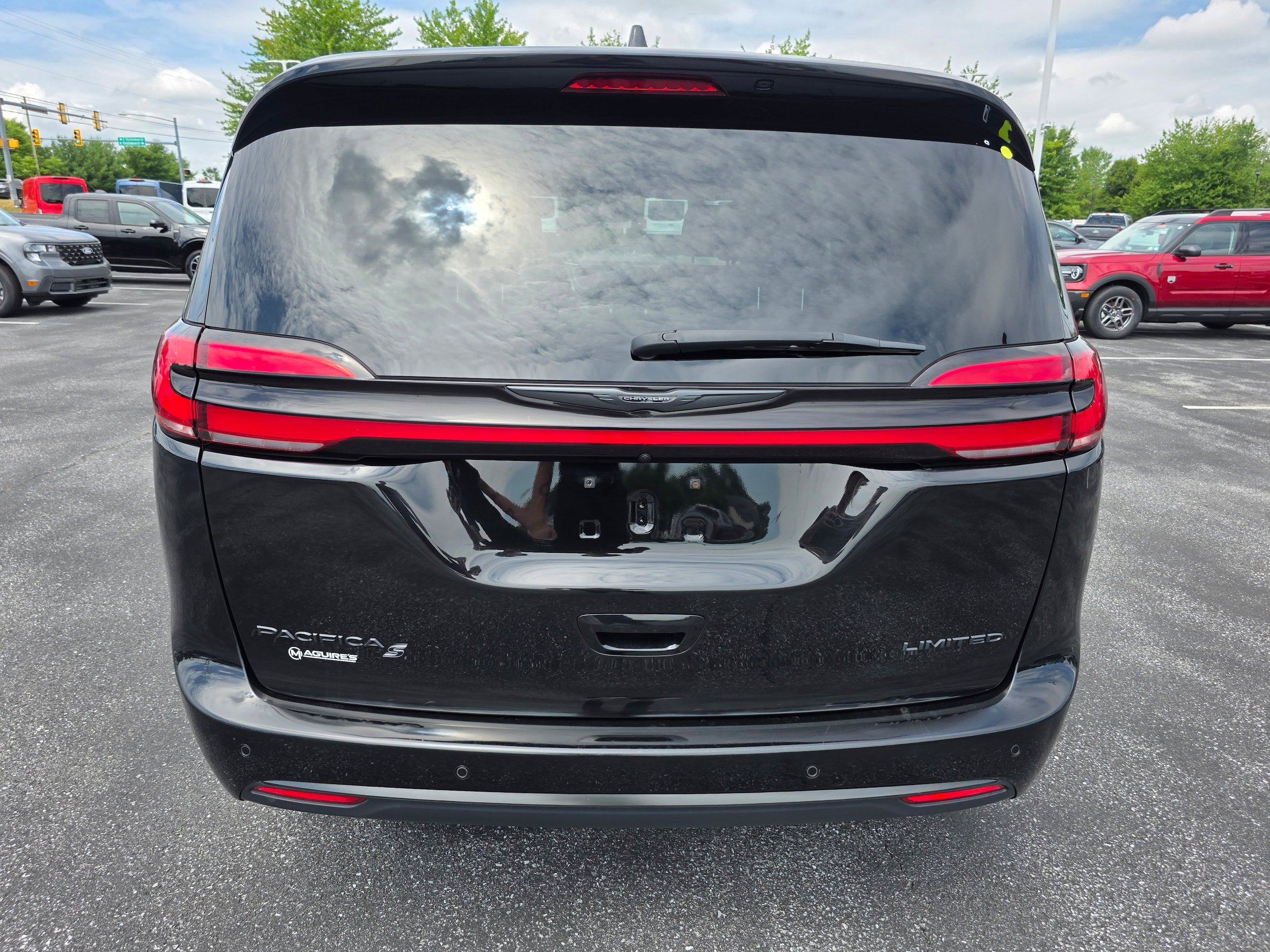 Used 2025 Chrysler Pacifica Limited FWD image 4