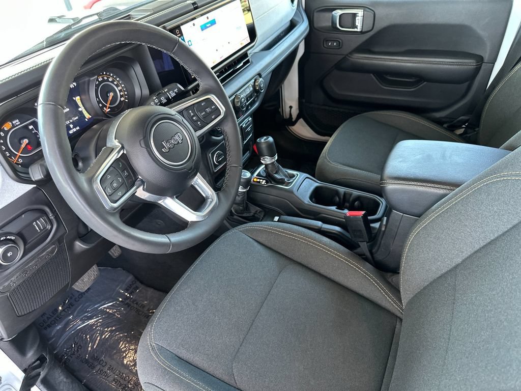 Used 2025 Jeep Wrangler Unlimited Sahara AWD/4WD image 9