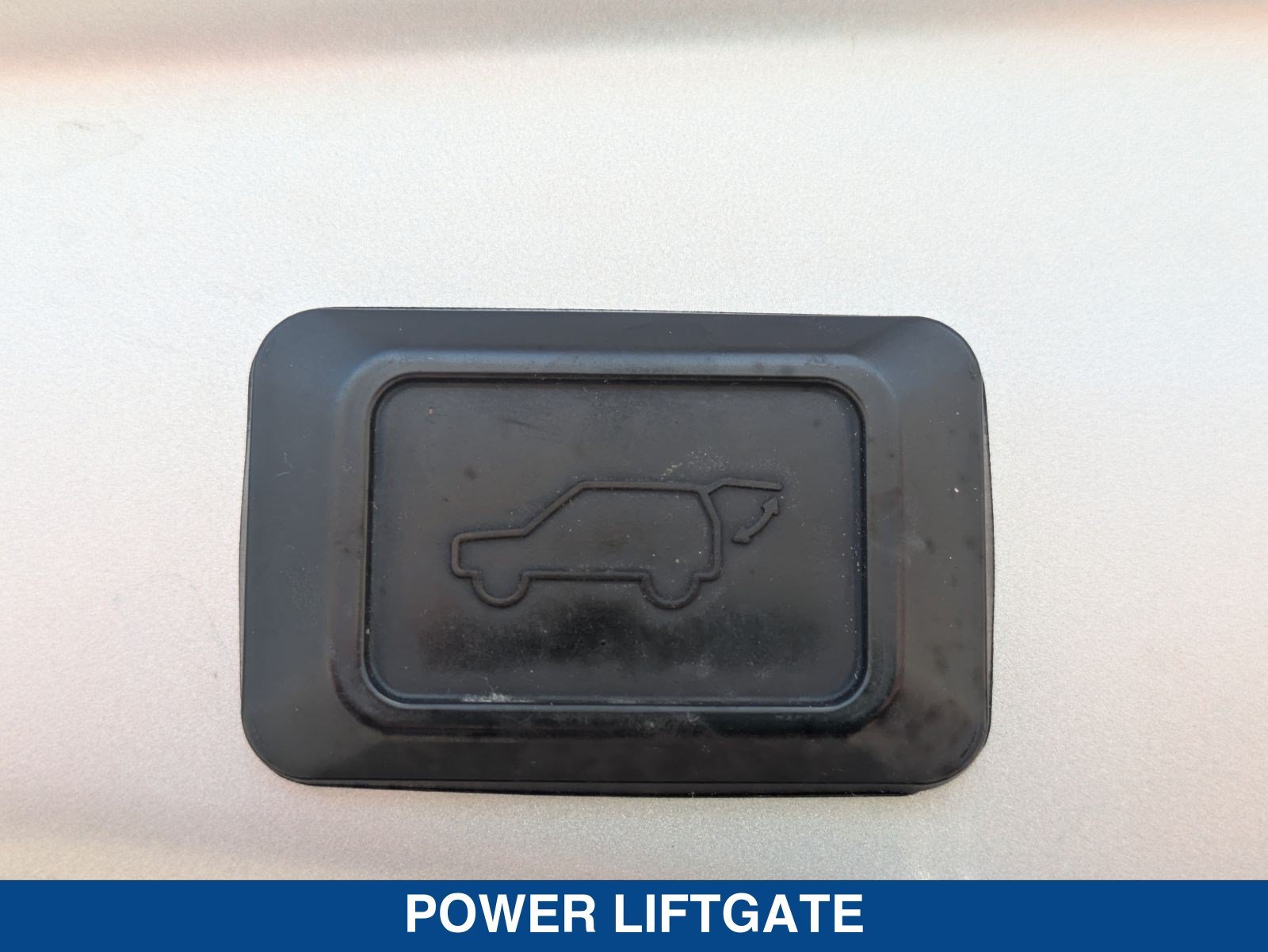 Used 2022 Toyota RAV4 XLE Premium AWD/4WD image 15