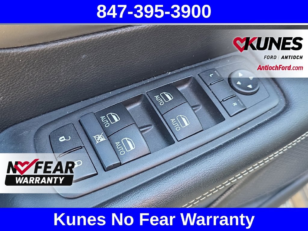 Used 2025 Chrysler Pacifica Select FWD image 48