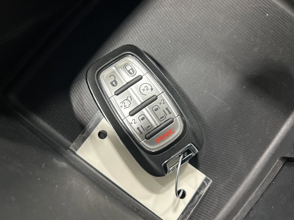 Used 2025 Chrysler Pacifica Select image 25