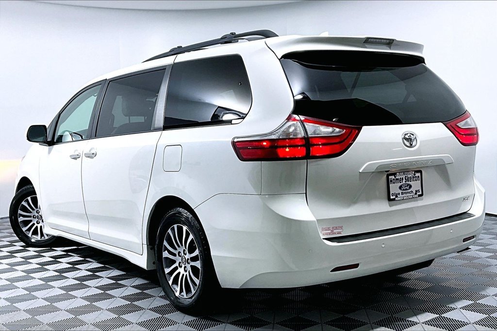 Used 2019 Toyota Sienna XLE w/ XLE Navigation Package FWD image 11
