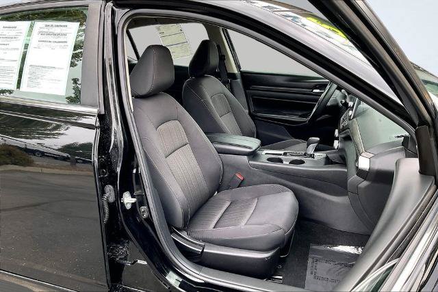 Used 2025 Nissan Altima 2.5 SV FWD image 7