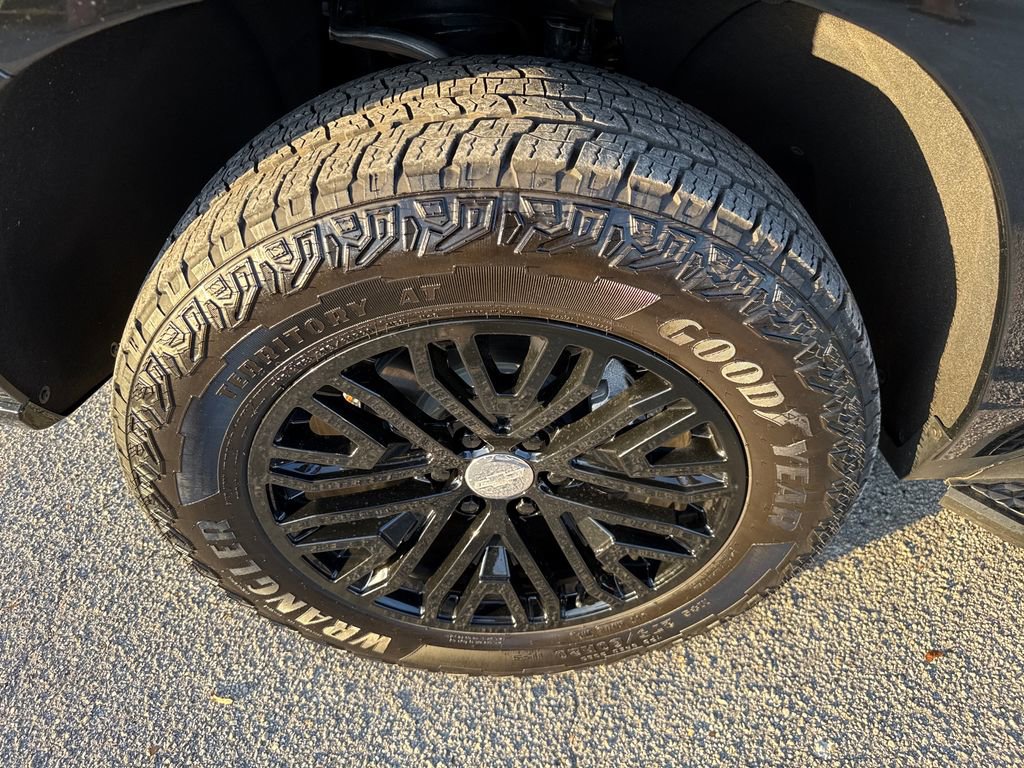 Used 2025 Chevrolet Tahoe Z71 w/ Comfort Package image 13