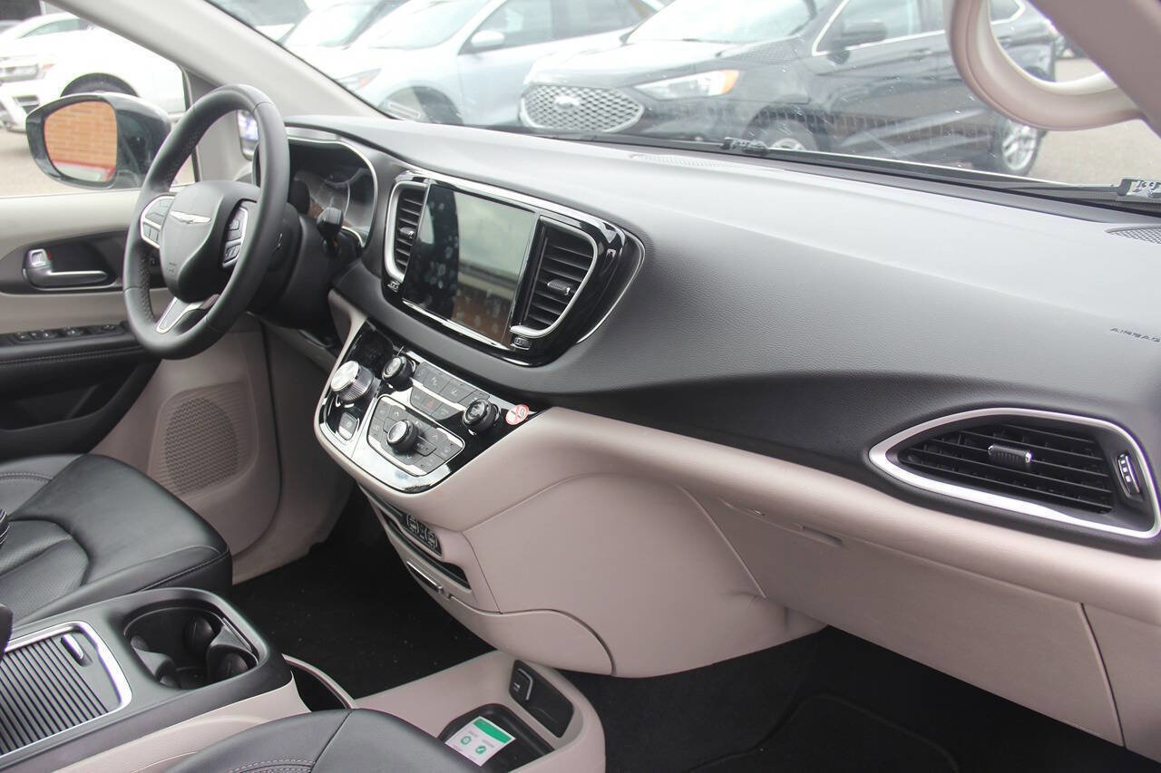 Used 2024 Chrysler Pacifica Touring-L FWD image 29