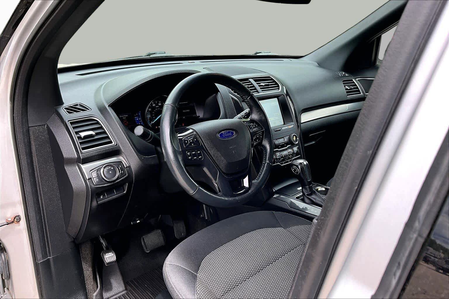 Certified 2018 Ford Explorer XLT w/ Equipment Group 201A AWD/4WD image 18