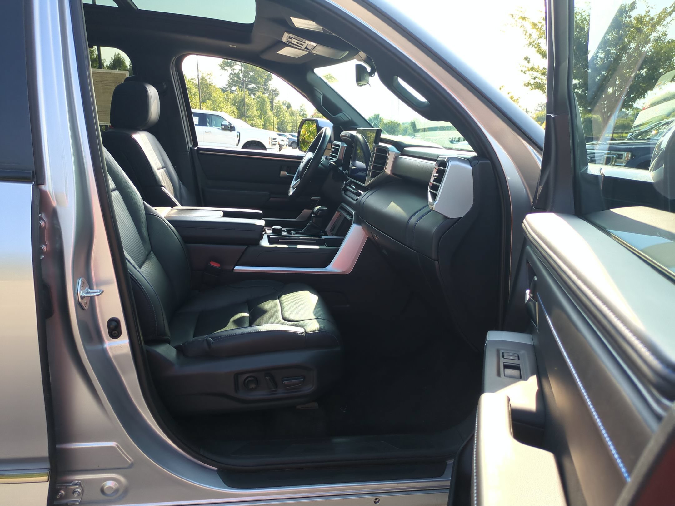 Used 2025 Toyota Tundra Platinum w/ TRD Off-Road Package AWD/4WD image 38