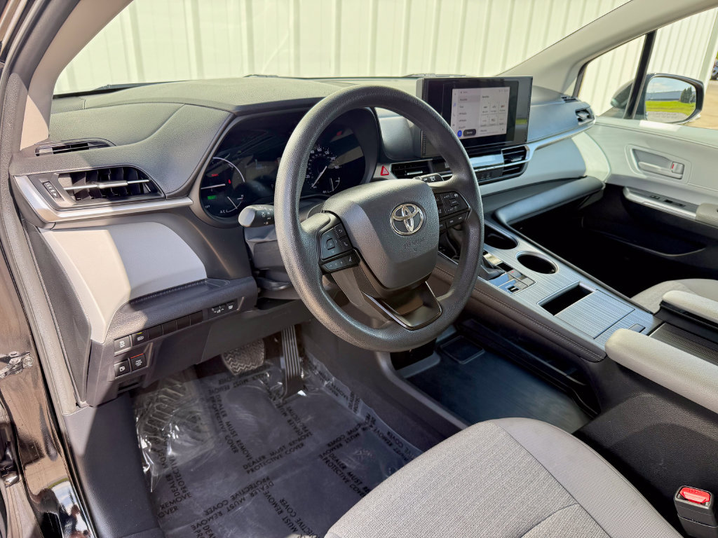 Used 2025 Toyota Sienna LE FWD image 10