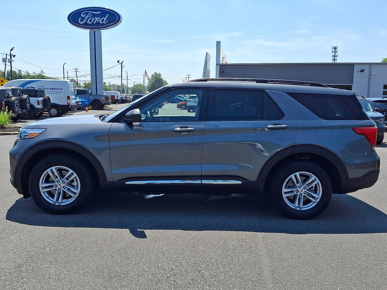 Certified 2022 Ford Explorer XLT w/ Equipment Group 202A image 9