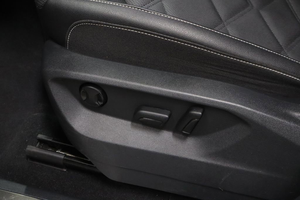 Used 2025 Volkswagen Atlas SE FWD image 24
