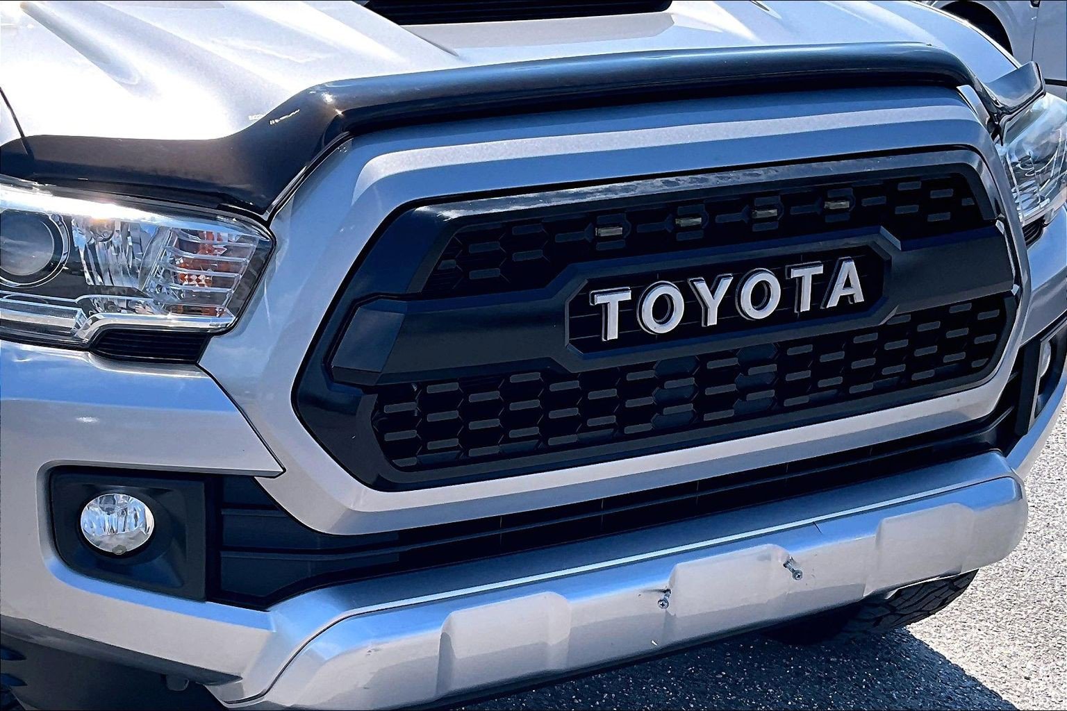 Used 2017 Toyota Tacoma TRD Sport AWD/4WD image 29