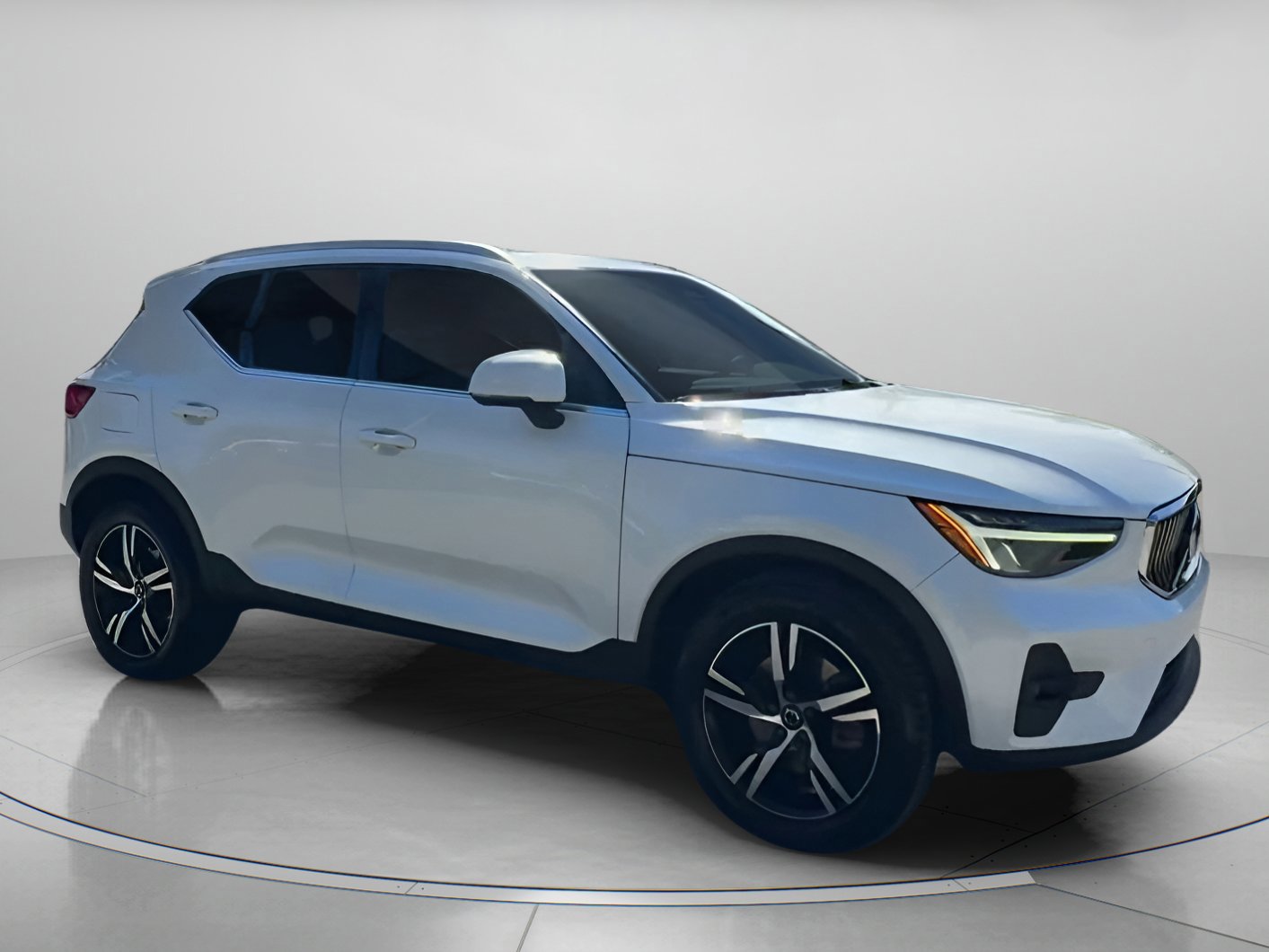 Used 2023 Volvo XC40 B5 Plus image 30