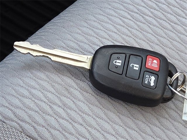 Used 2018 Toyota Corolla L image 32