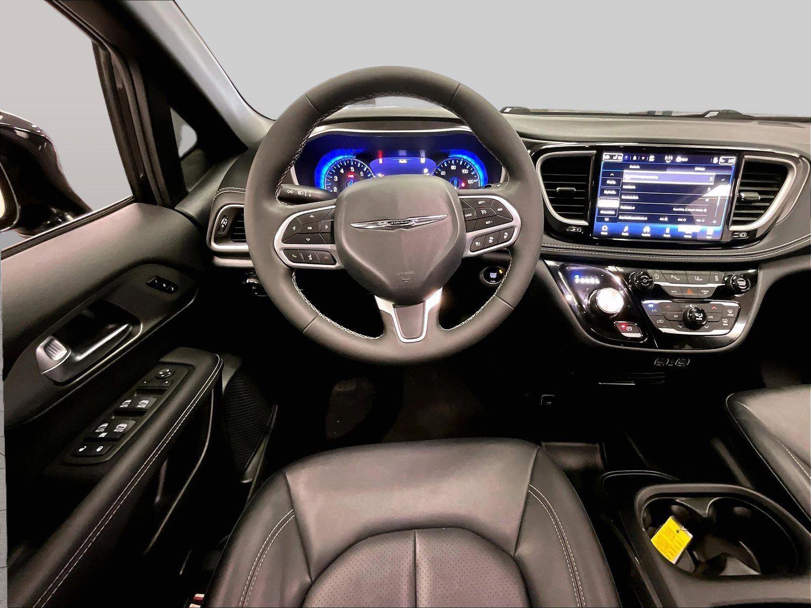 Used 2025 Chrysler Pacifica Select image 5