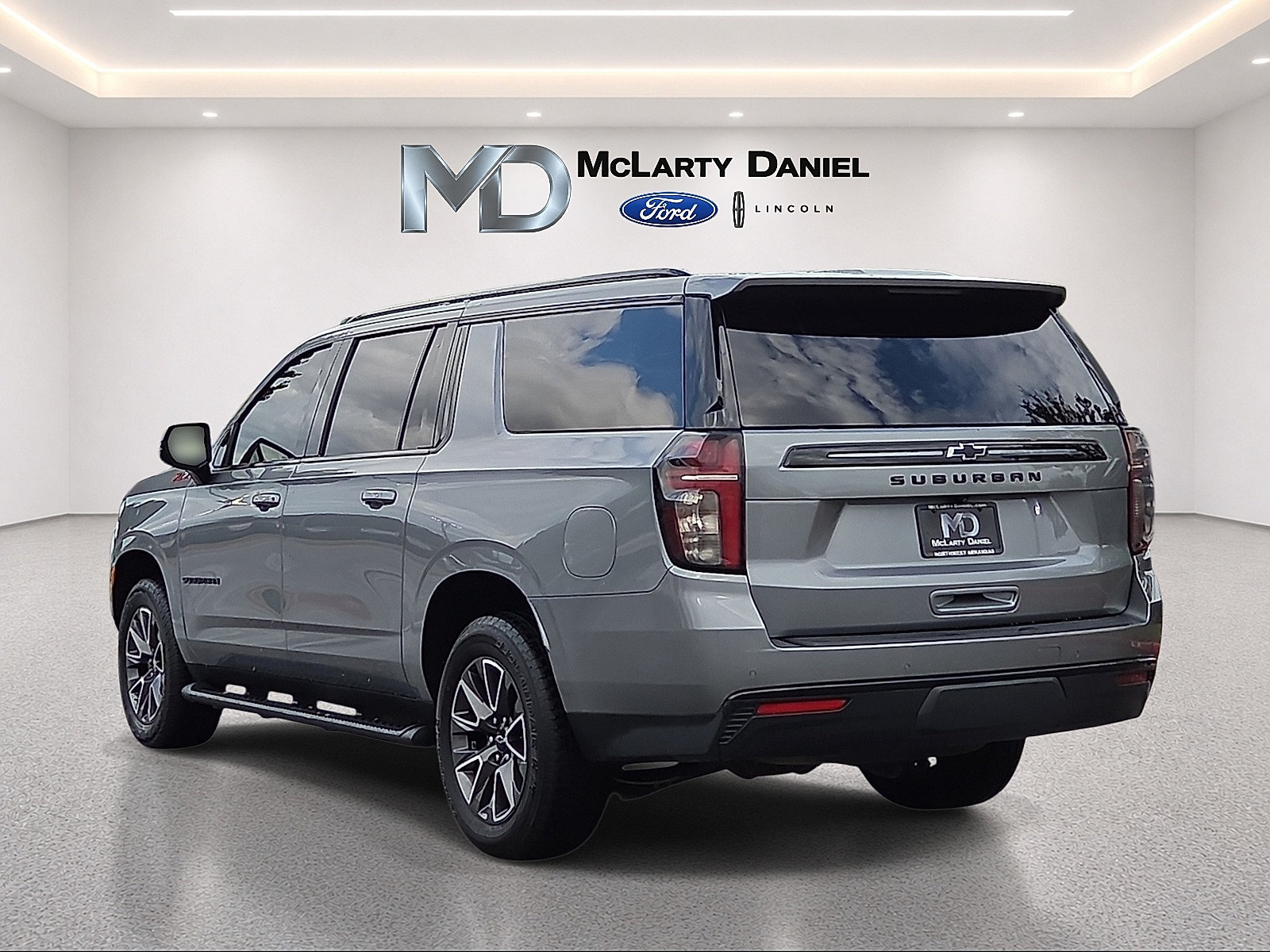 Used 2023 Chevrolet Suburban Z71 w/ Luxury Package AWD/4WD image 4