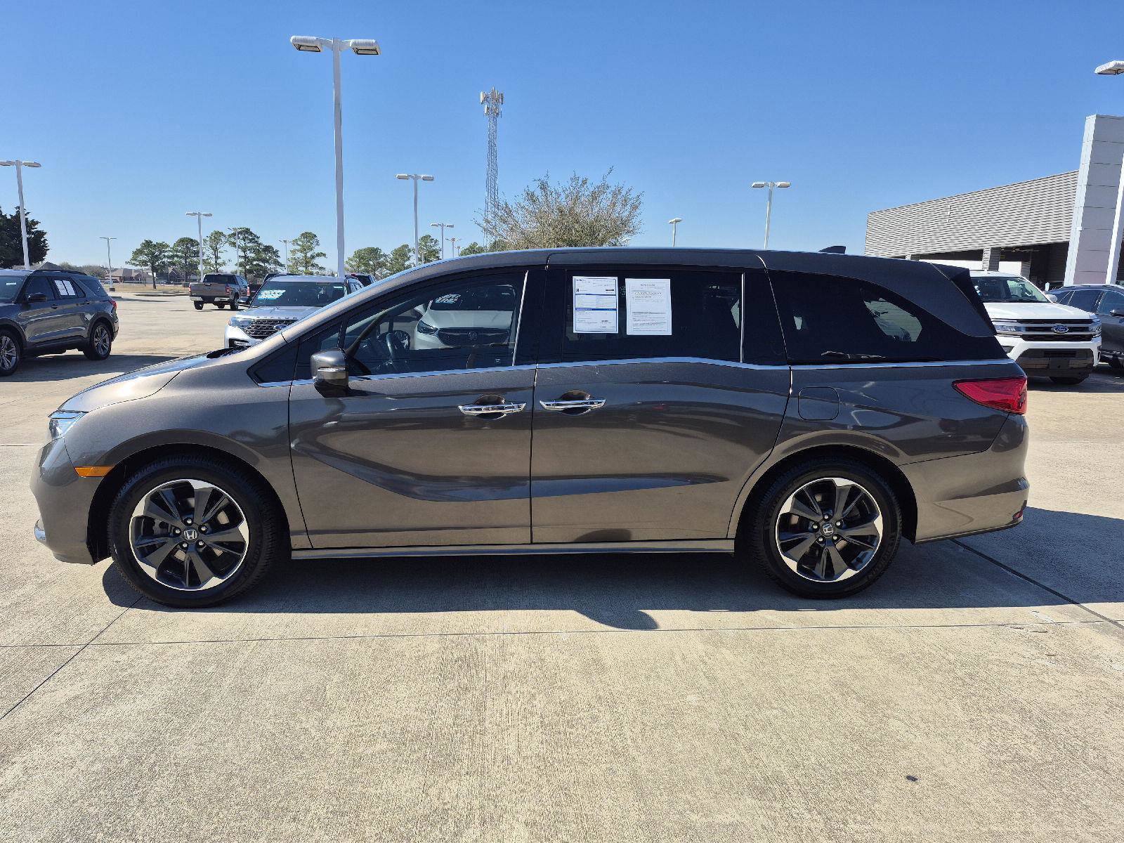 Used 2023 Honda Odyssey Elite image 2