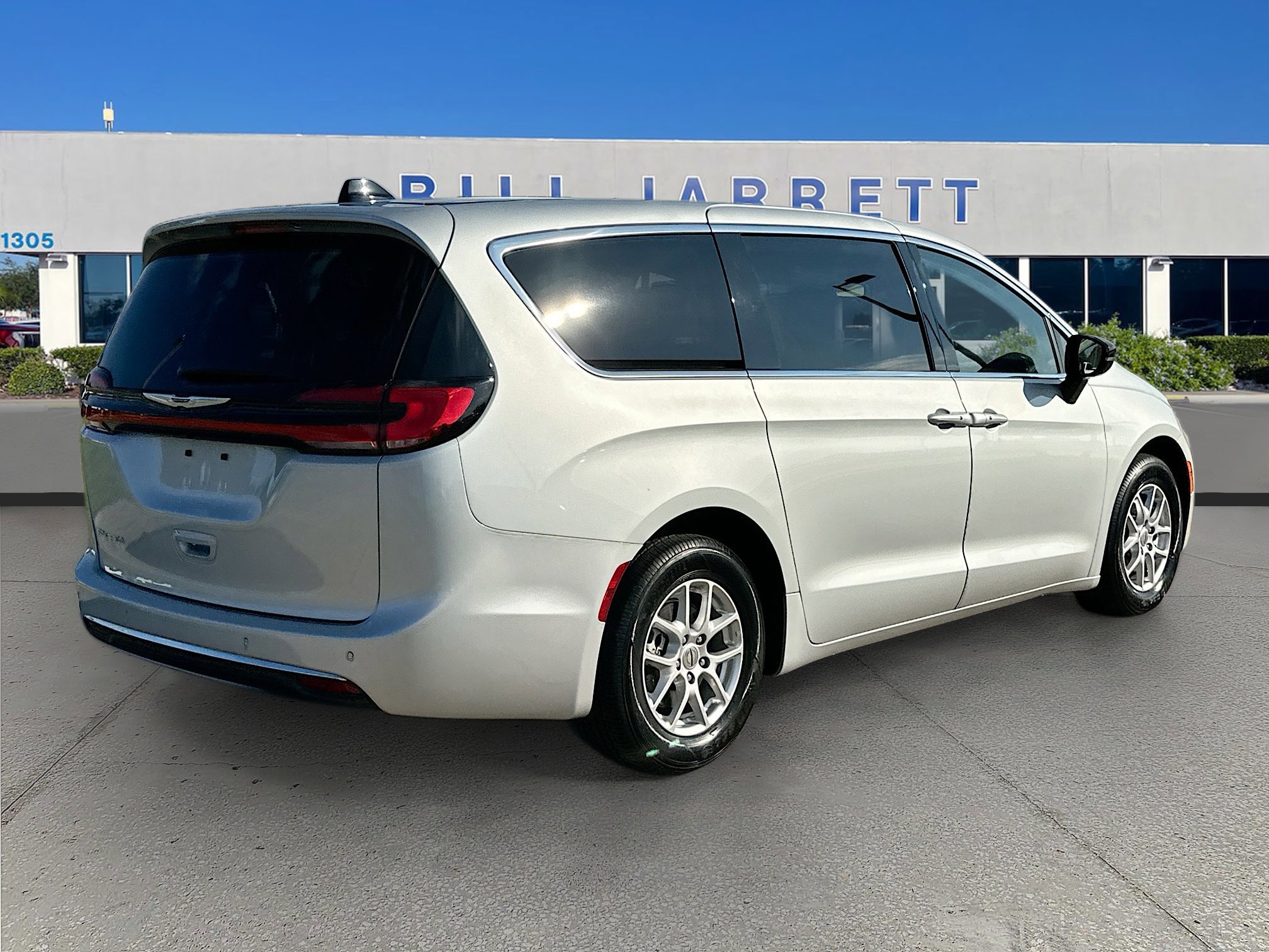 Used 2024 Chrysler Pacifica Touring-L image 5