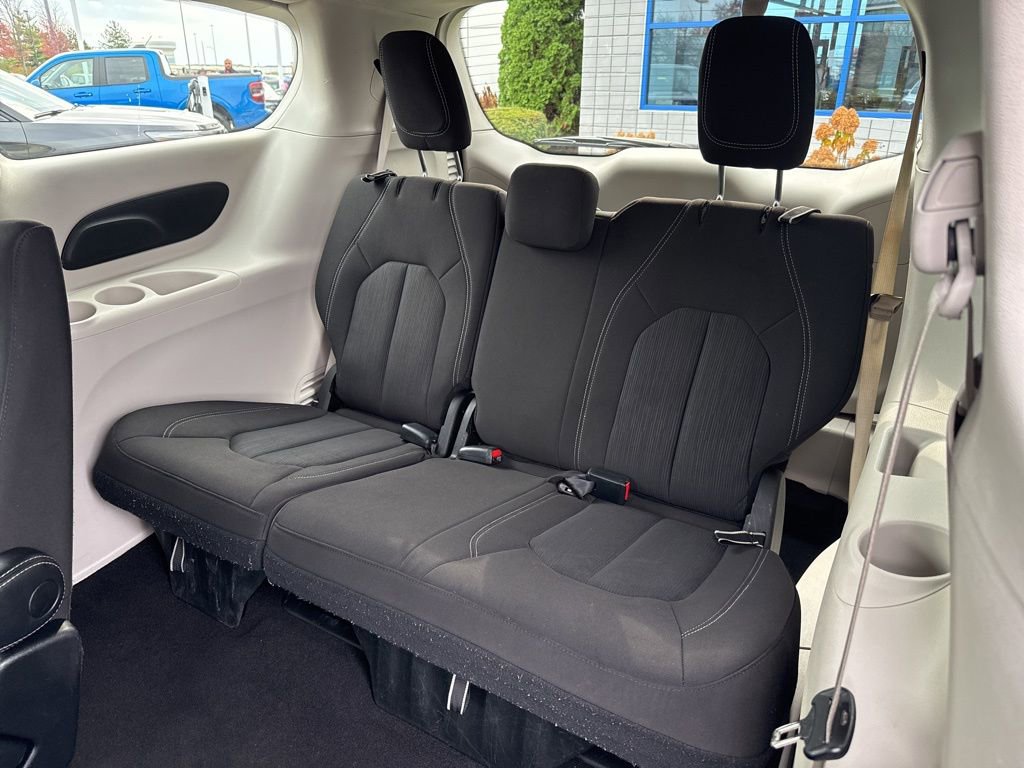 Used 2023 Chrysler Voyager LX image 31