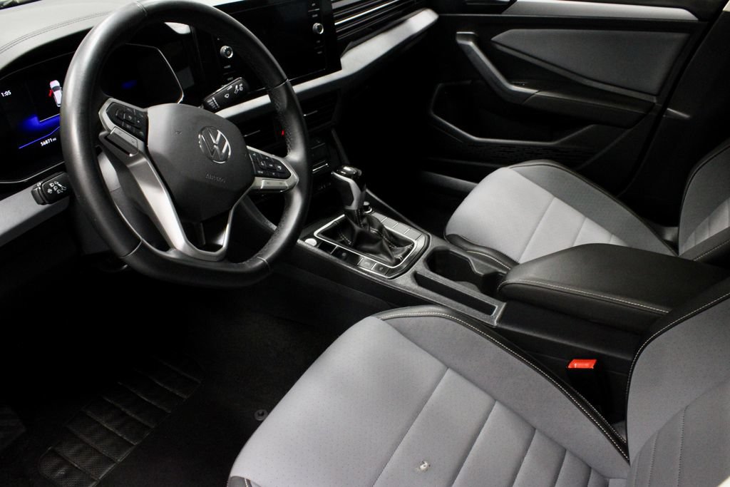 Used 2025 Volkswagen Jetta SE FWD image 22