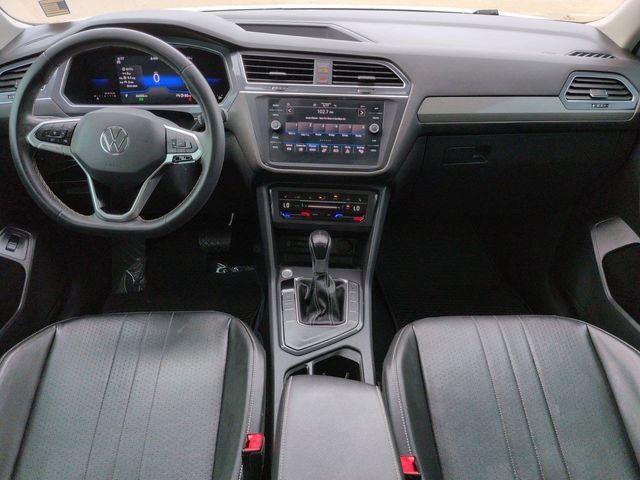 Used 2022 Volkswagen Tiguan SE w/ Panoramic Sunroof Package FWD image 17