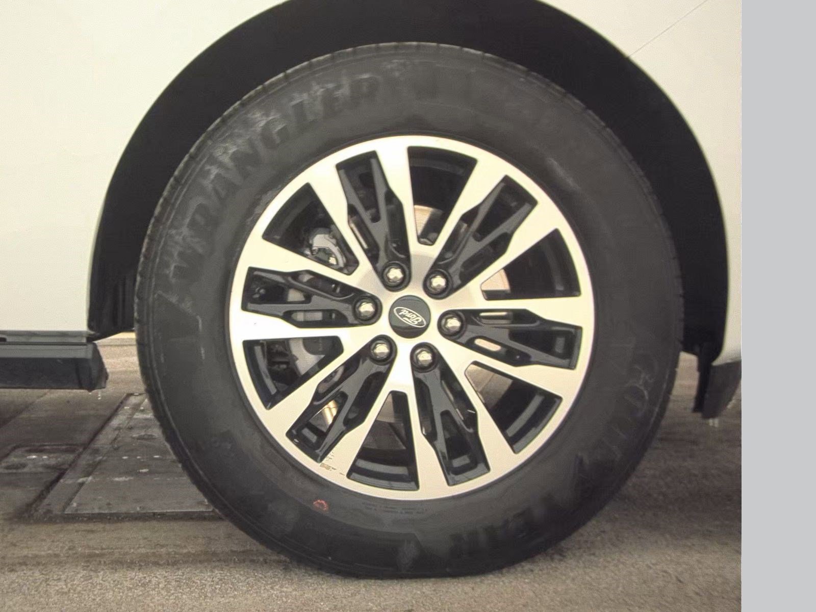 Certified 2025 Ford Expedition Platinum image 9