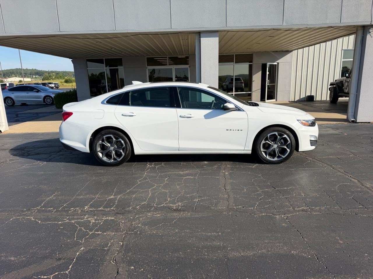 Used 2024 Chevrolet Malibu LT FWD image 2