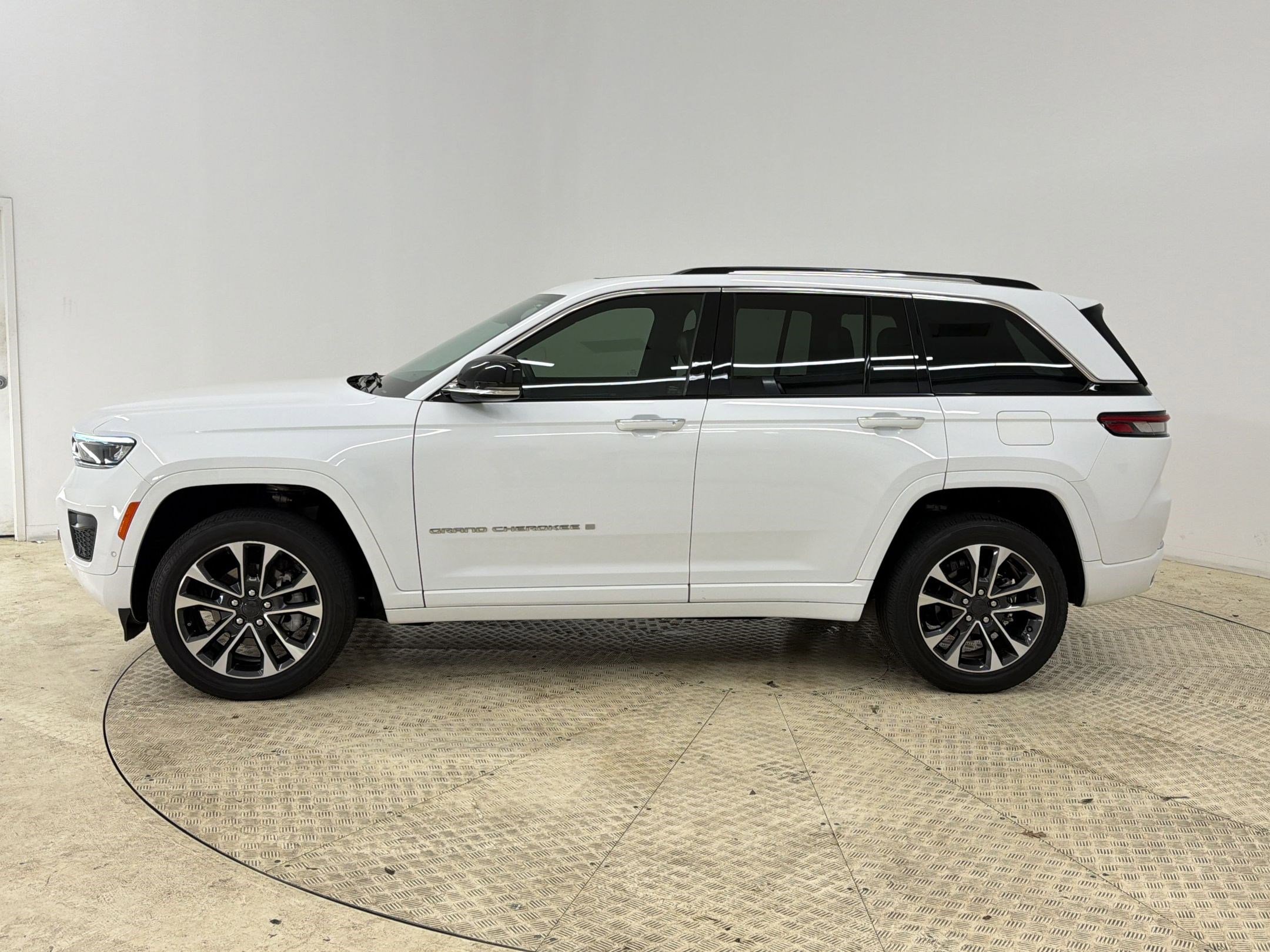 Used 2022 Jeep Grand Cherokee Overland image 2