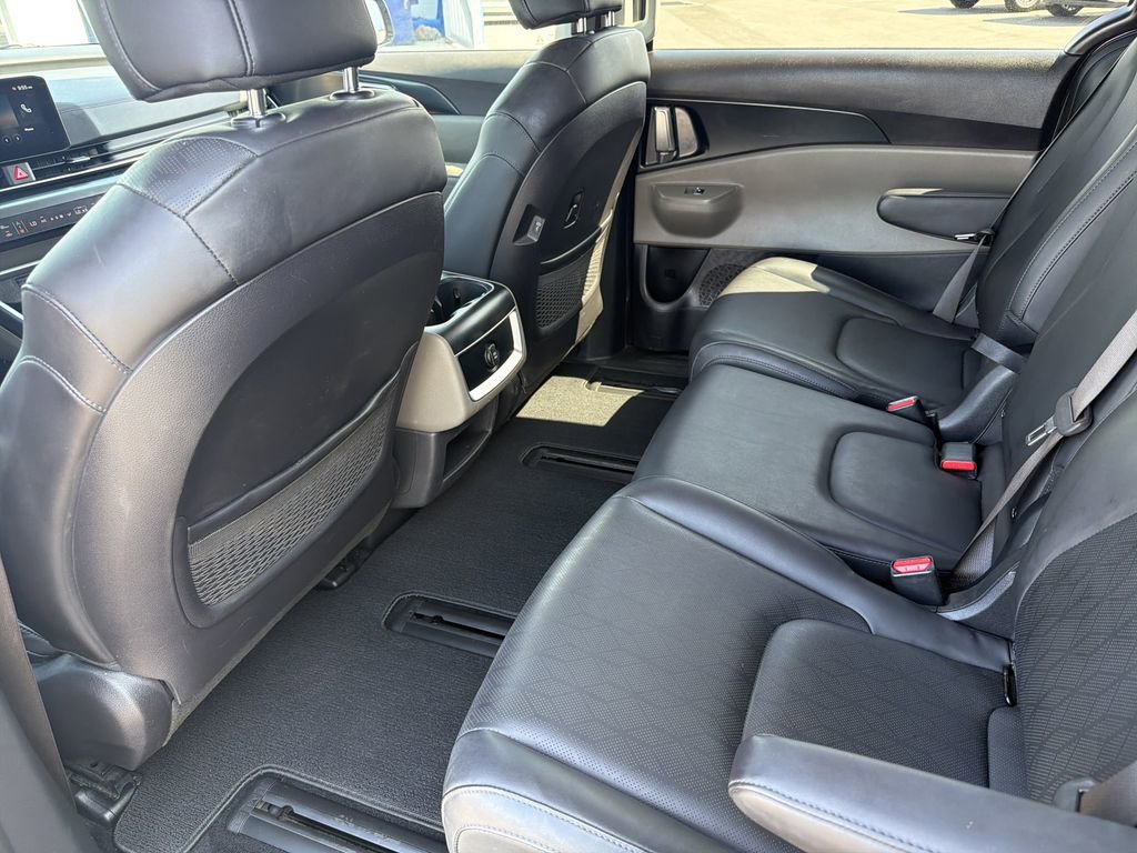 Used 2025 Kia Carnival FWD image 16