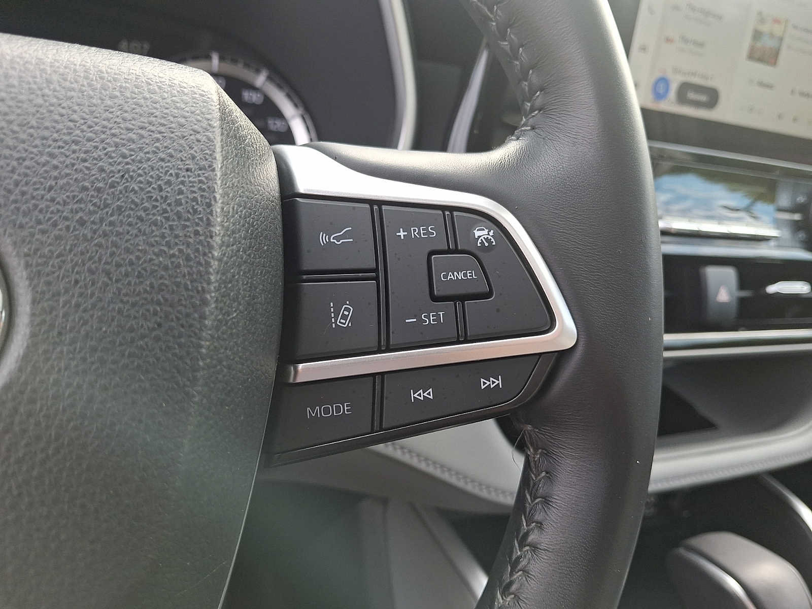 Used 2023 Toyota Highlander XLE AWD/4WD image 22