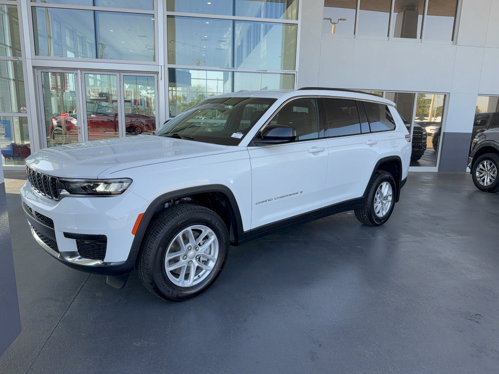 Used 2025 Jeep Grand Cherokee L Laredo image 2