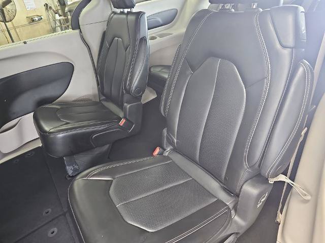 Used 2023 Chrysler Pacifica Touring-L FWD image 14