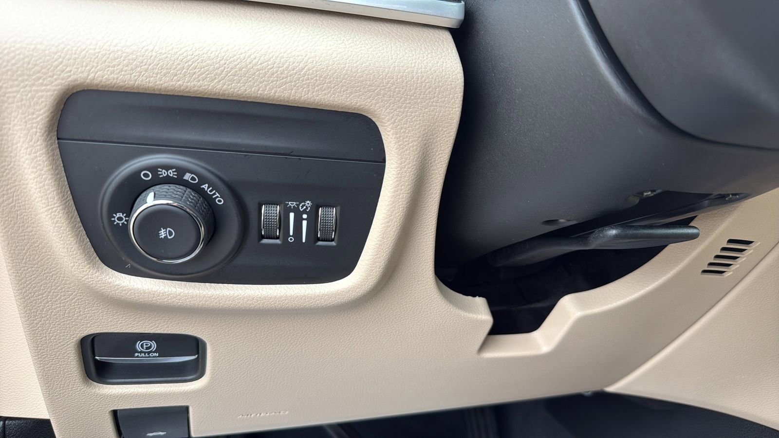 Used 2023 Jeep Grand Cherokee Limited RWD image 17